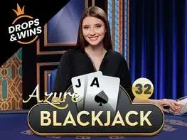 Okładka stołu Azure Blackjack z krupierką i kartami